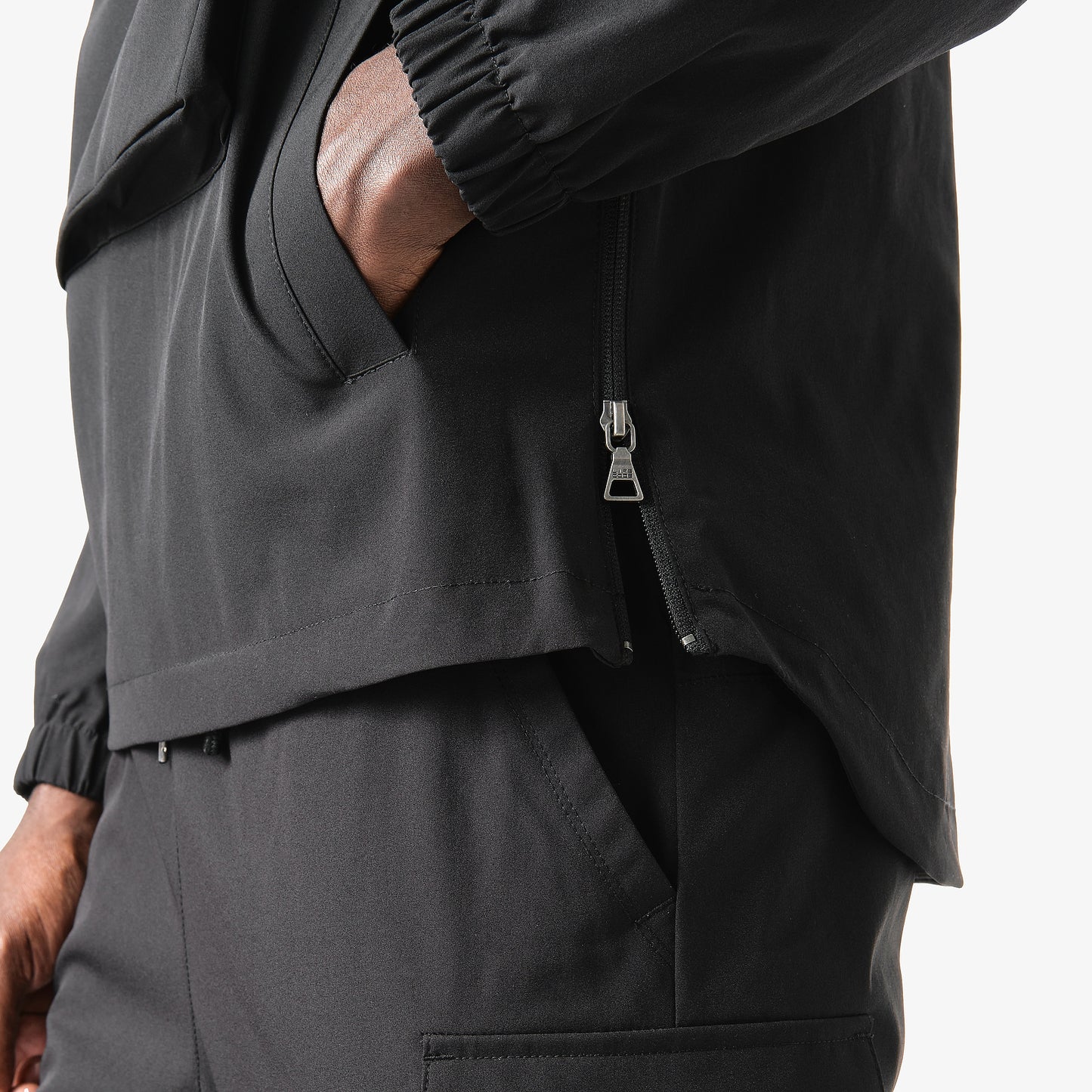 J05. BLACK PULLOVER WINDBREAKER