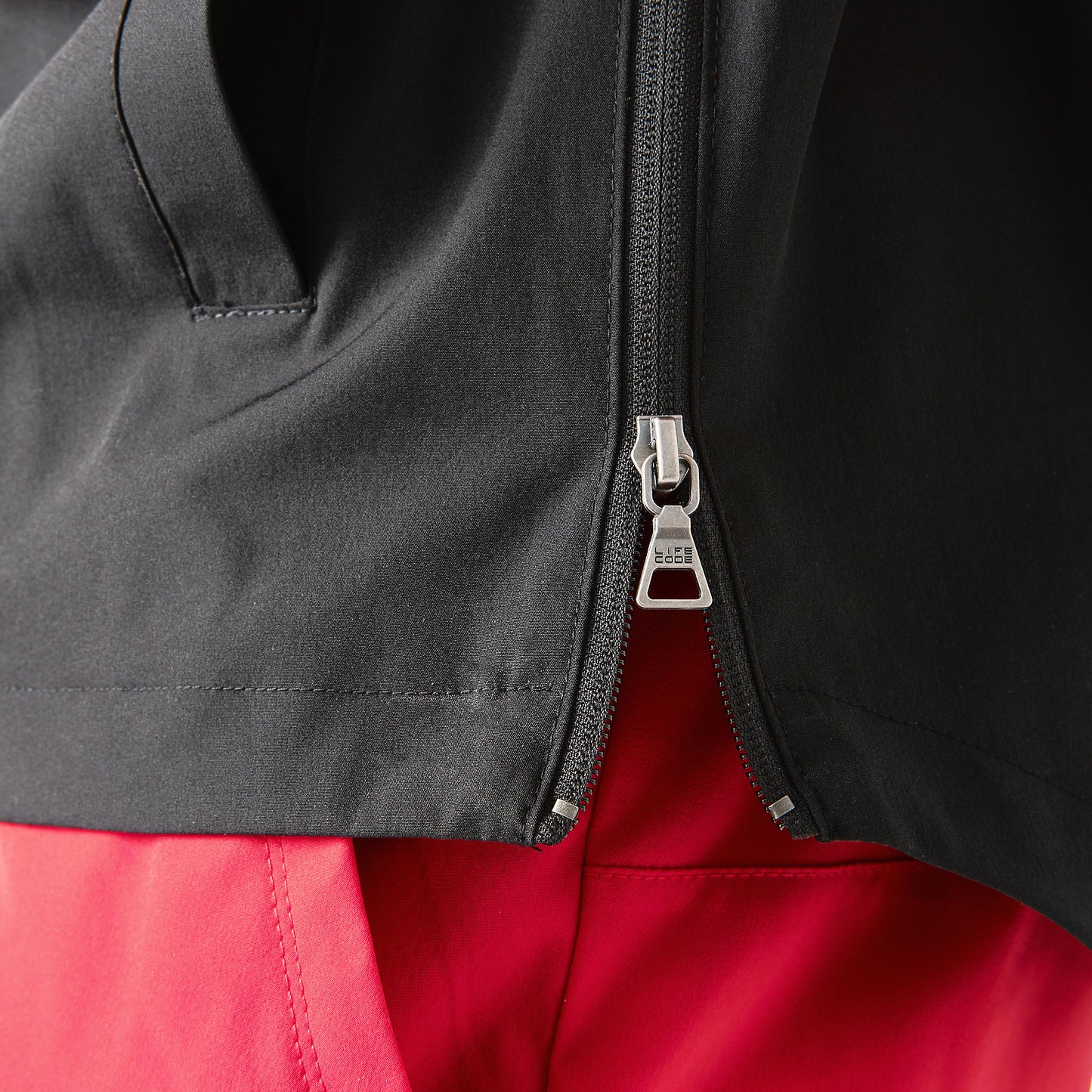 J05. RED PULLOVER WINDBREAKER