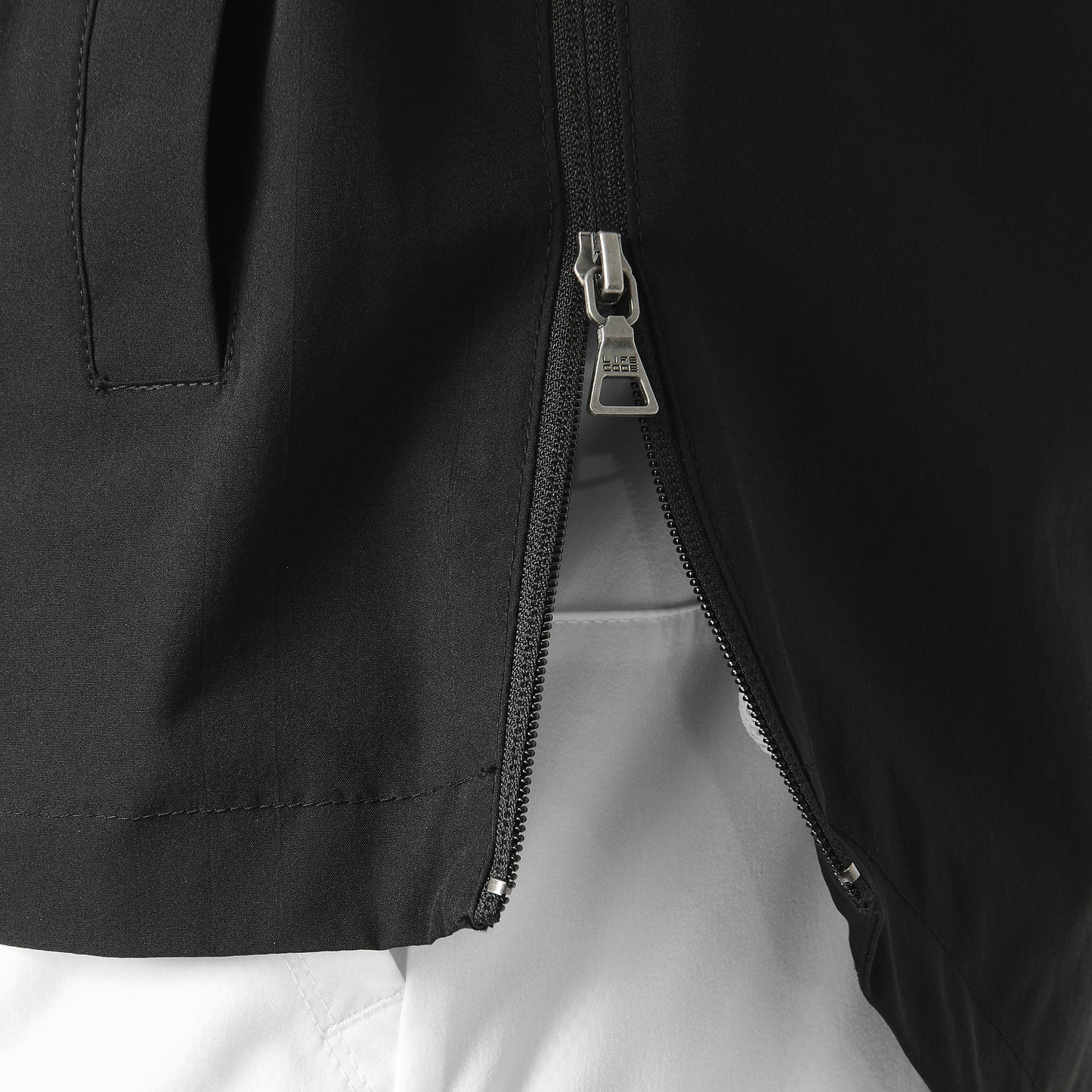 J05. WHITE PULLOVER WINDBREAKER