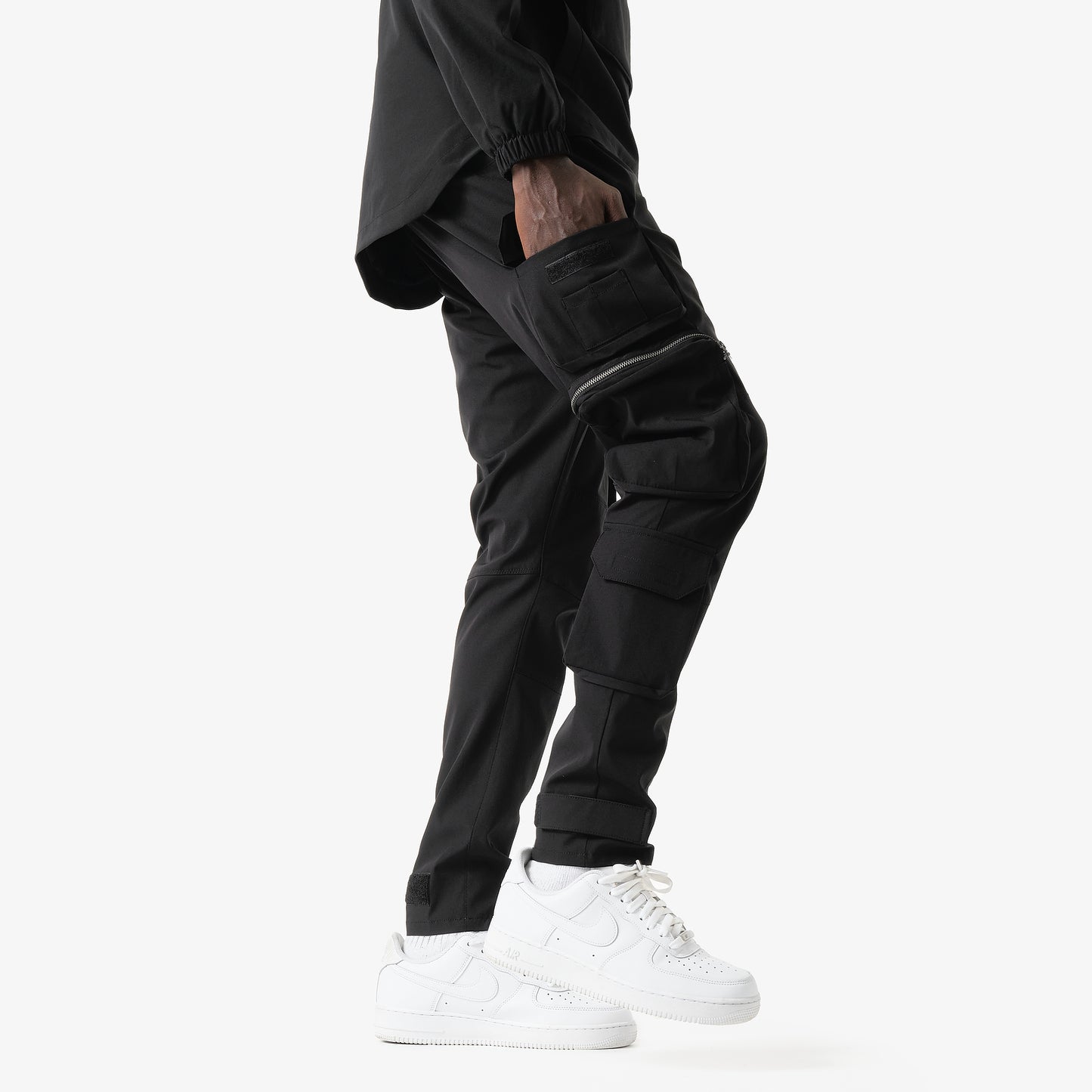 V6. BLACK CARGO PANTS