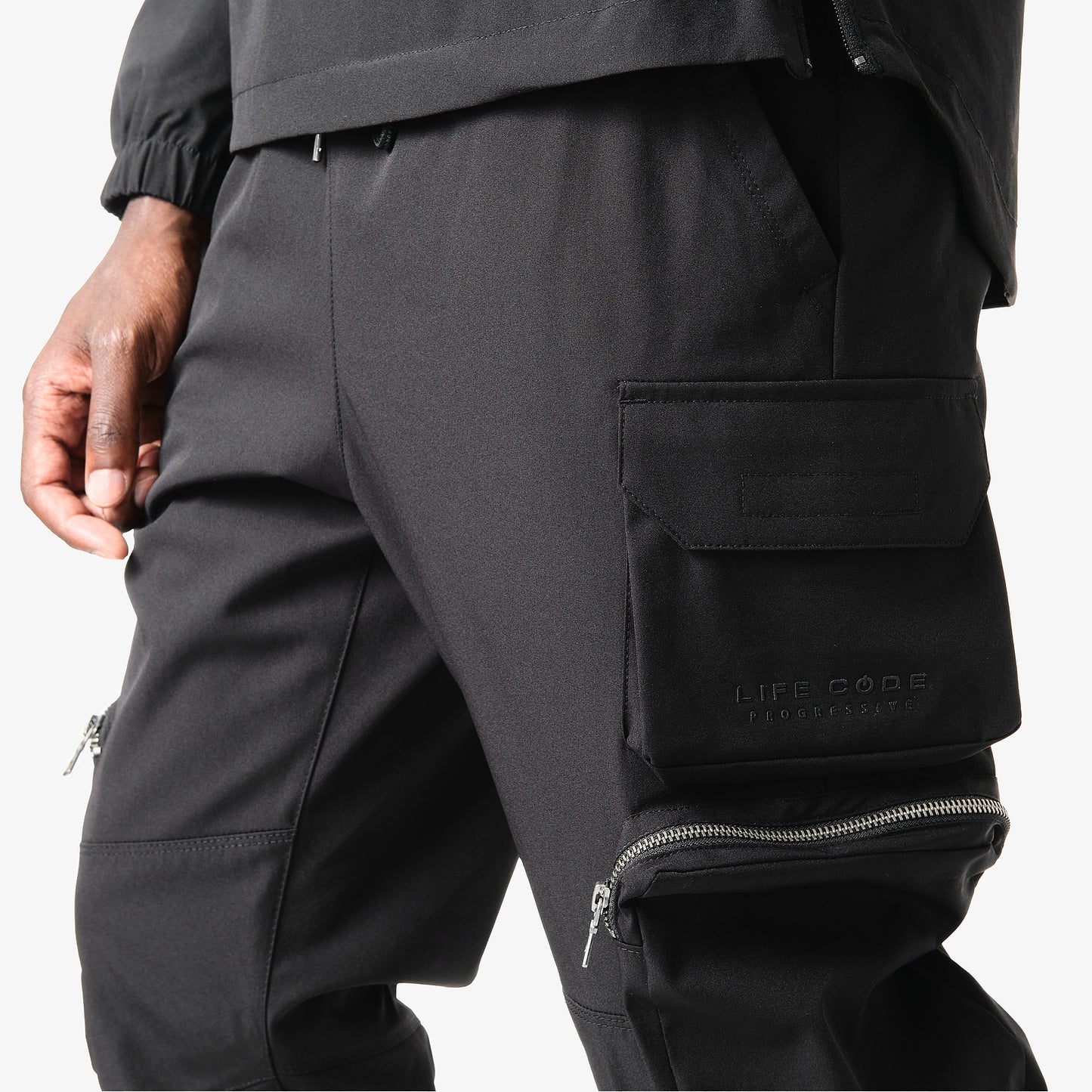 V6. BLACK CARGO PANTS
