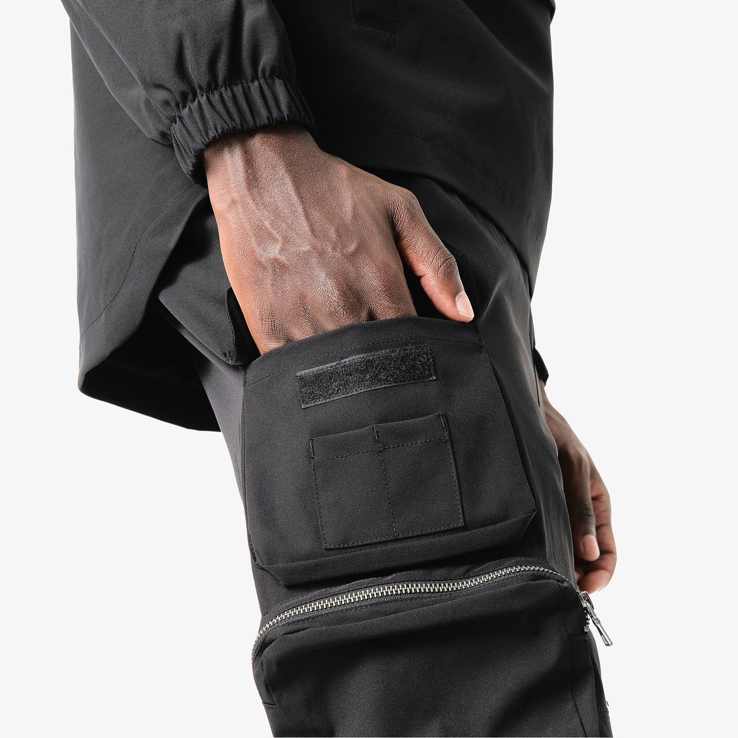 V6. BLACK CARGO PANTS