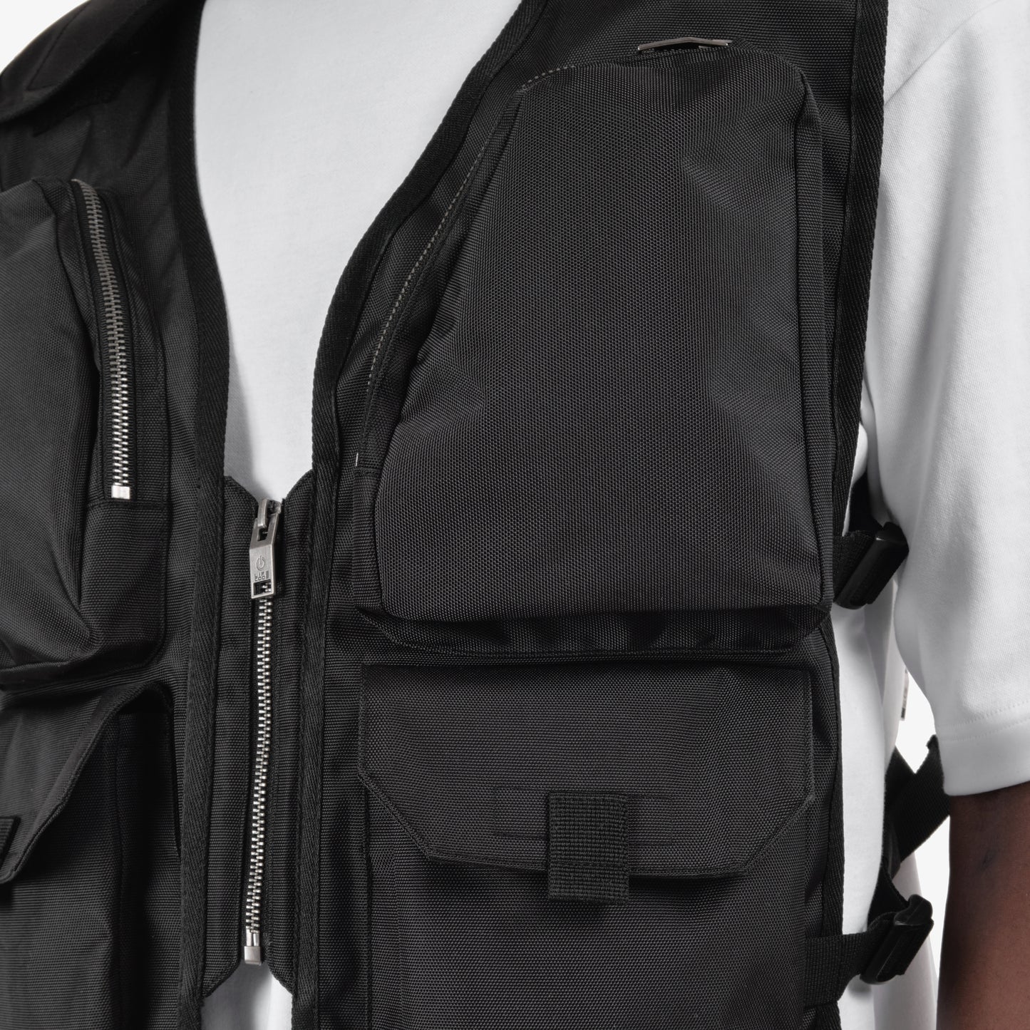 V21. BLACK UTILITY BACKPACK VEST