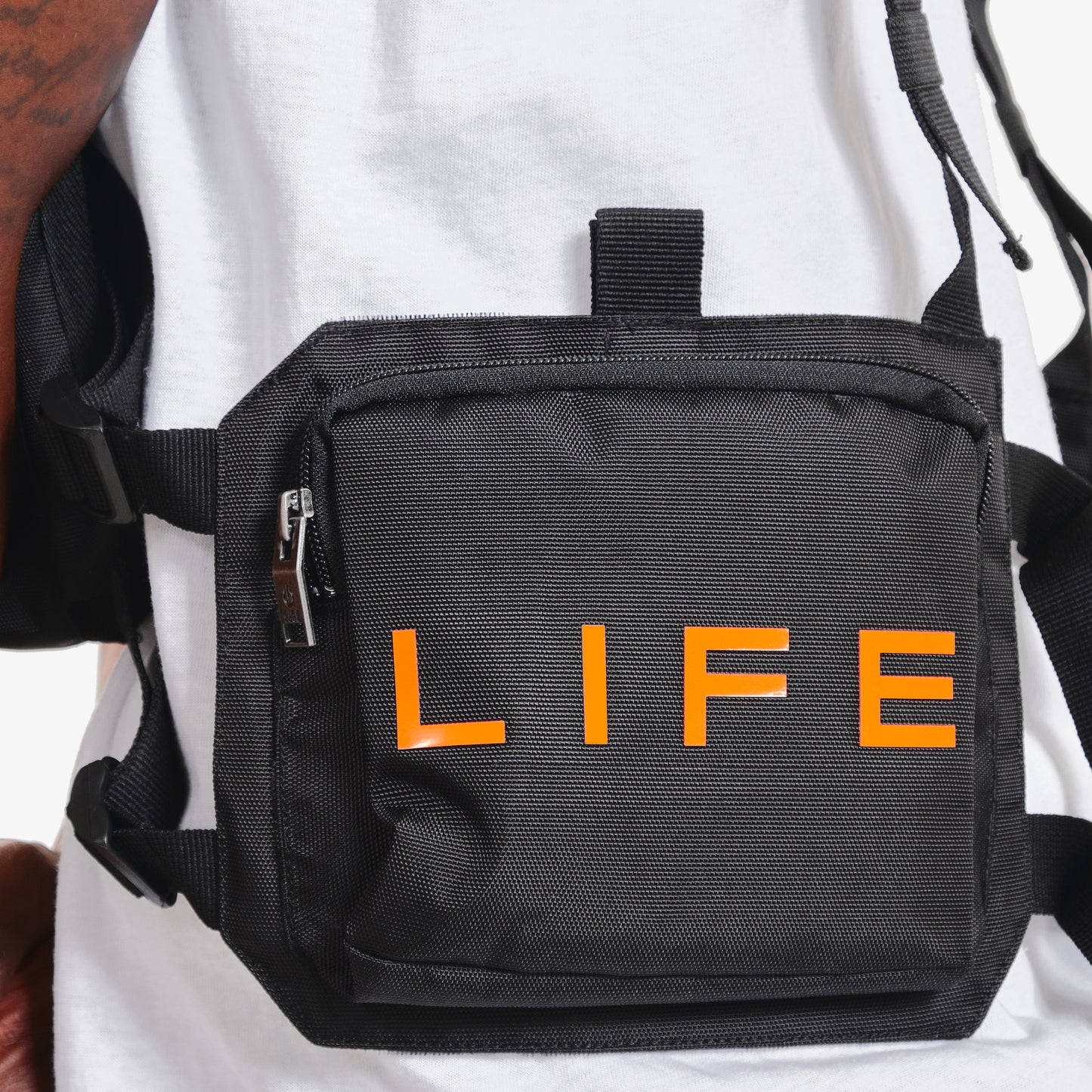V12. BLACK / SILVER REFLECTIVE UTILITY VEST (BACKPACK)