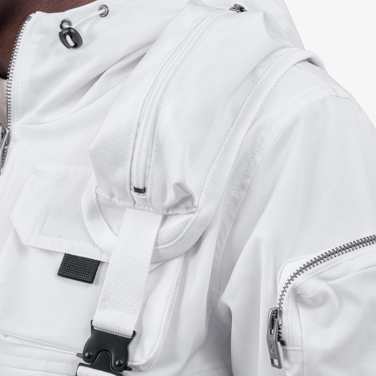 V12. WHITE UTILITY VEST (BACKPACK)