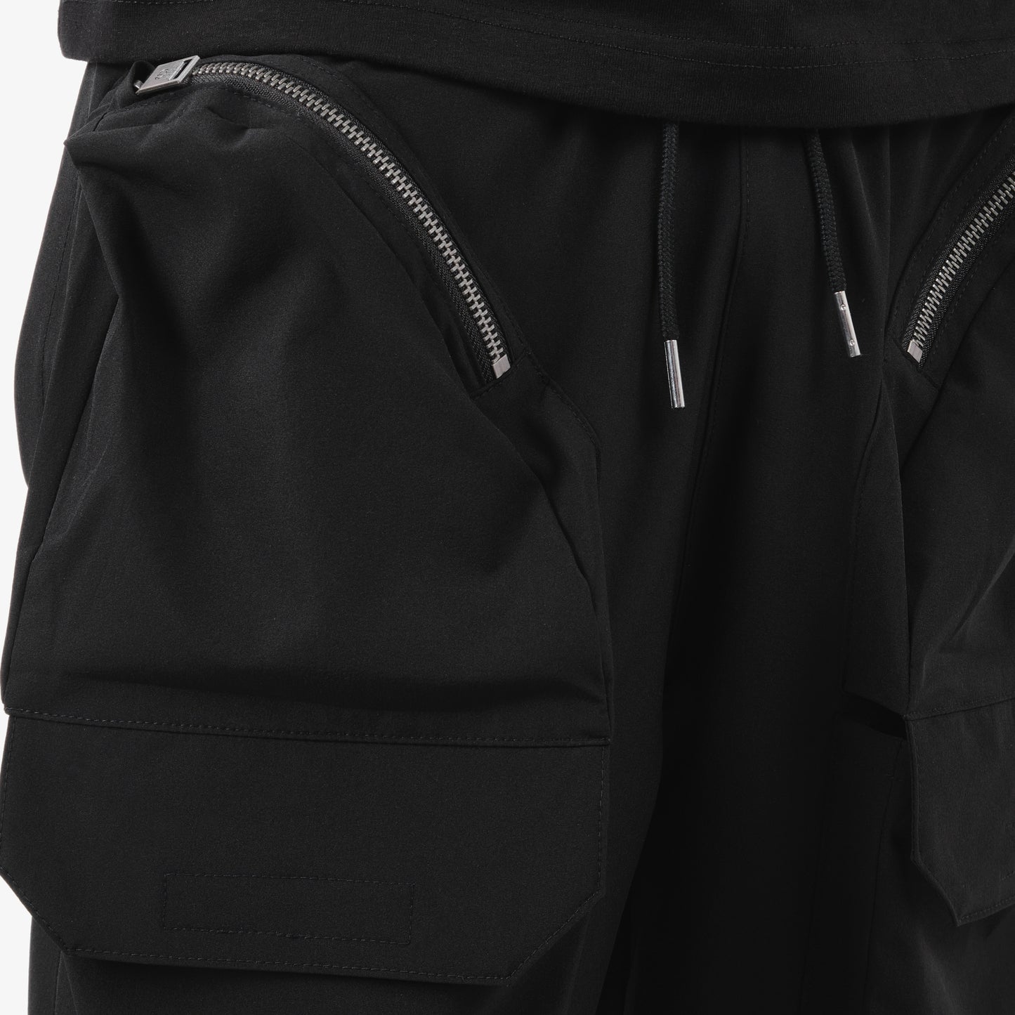 P67. BLACK FRONT CARGO POCKET SHORTS