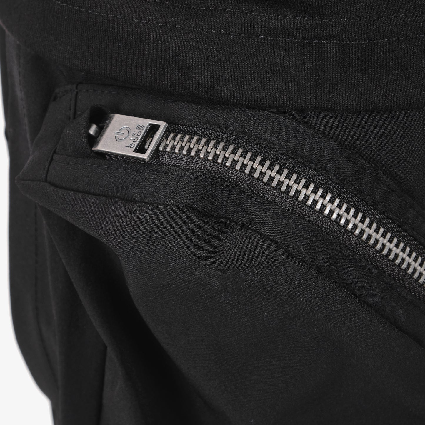 P67. BLACK FRONT CARGO POCKET SHORTS